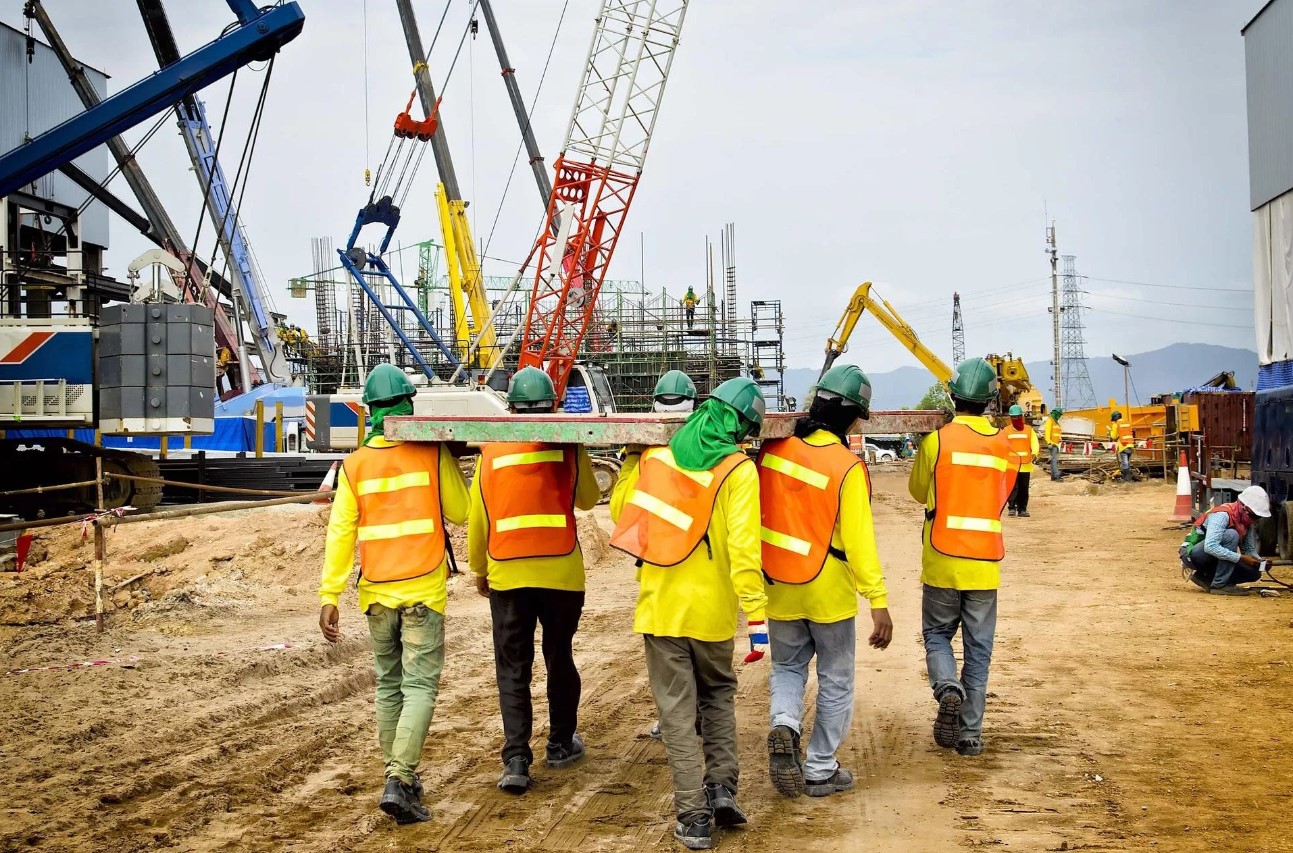 Работа вахтой в строительной области: вакансии, преимущества и особенности